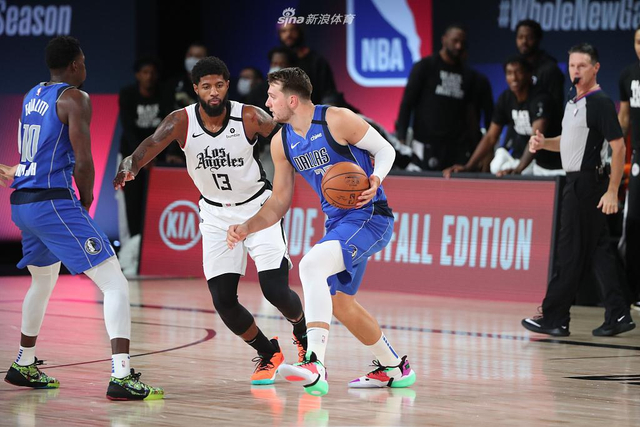 前腰在肋部 前腰在肋部